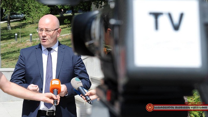 Defense Minister tell he privately controls investigation
